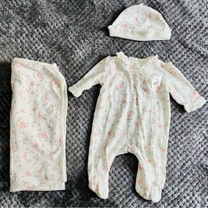 Newborn girl long sleeved onesie set with blanket